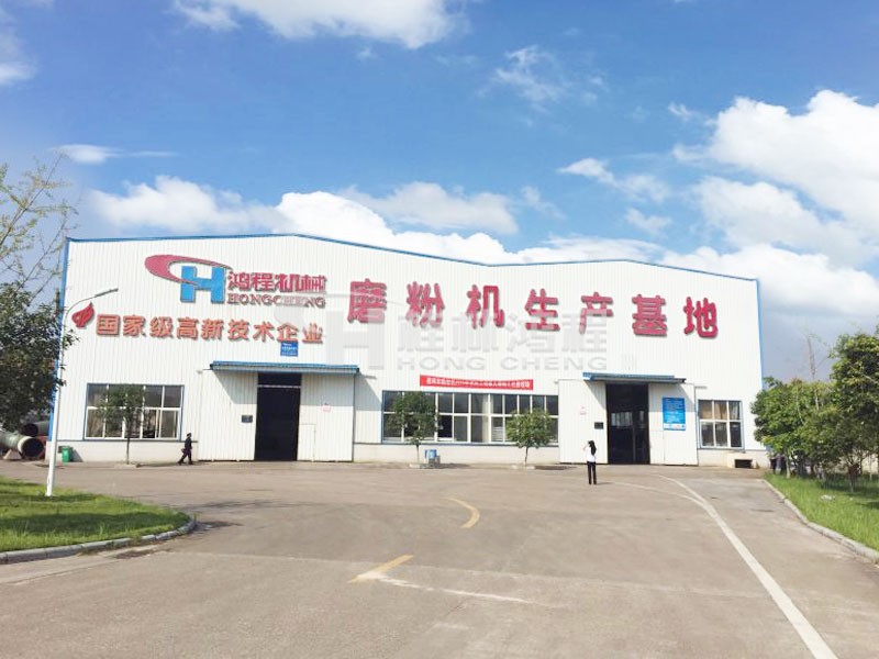 小型礦石磨粉機在哪里能買到？ 到桂林鴻程磨粉機生產(chǎn)基地