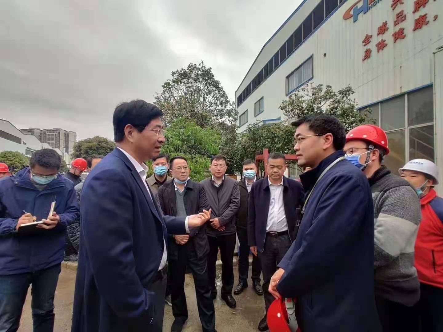 桂林市委書記周家斌書記，鐘洪常務(wù)副市長等市委市政府，區(qū)委區(qū)政府領(lǐng)導一行開年第一站來到廣西桂林鴻程機械廠指導慰問