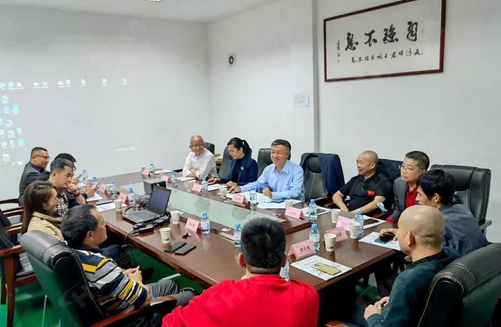 歡迎廣西塑料行業(yè)協(xié)會(huì)一行蒞臨桂林鴻程礦山機(jī)械廠參觀指導(dǎo)！